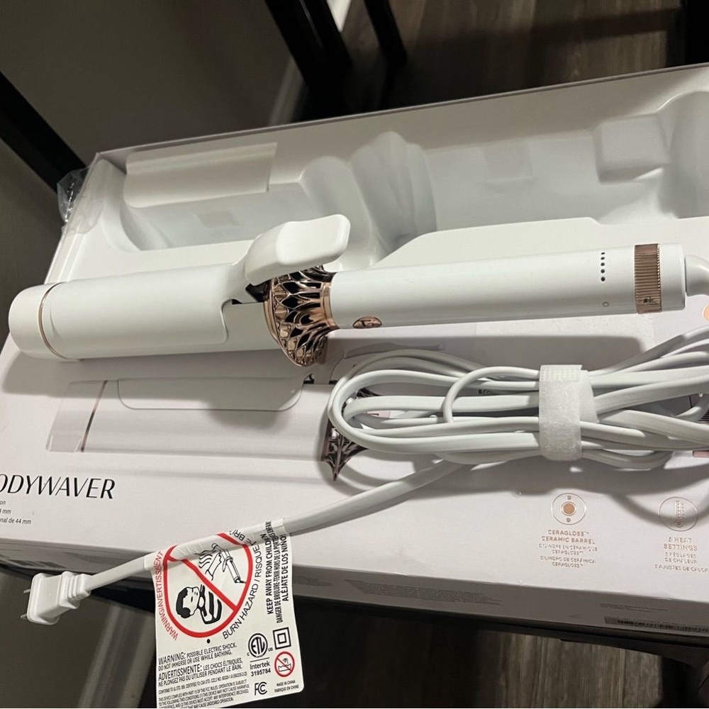 T3 White Curling Iron with Rose Gold Details